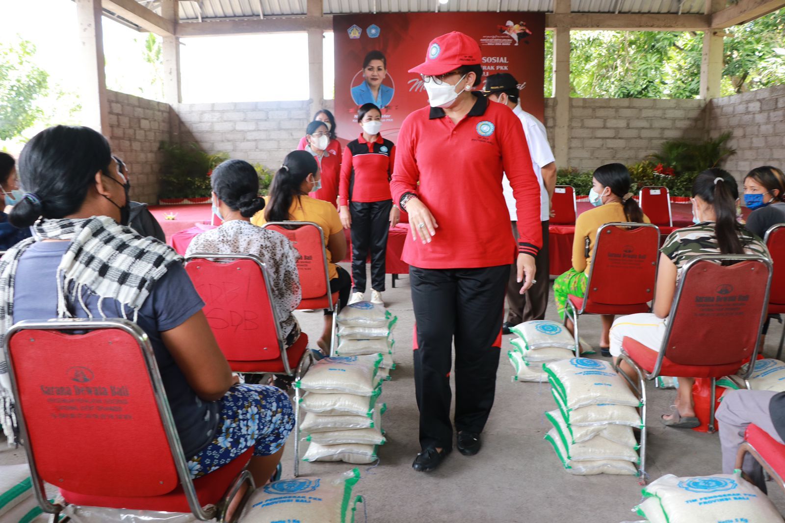 podiumnews.com-Ny. Putri Koster Sapa dan Berbagi dengan Masyarakat Karangasem